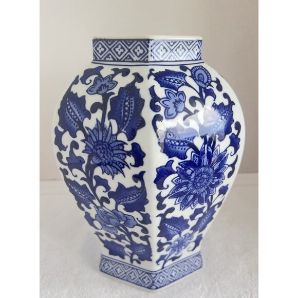 VTG Chinoiserie Blue White Vase Footed Floral Design Asian Home Decor 9"H x 6.5" - Picture 2 of 7